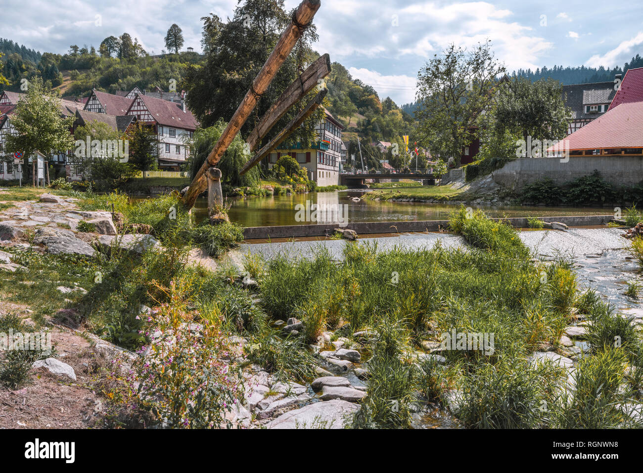 Barrage storico del fiume Kinzig, città Schiltach, Foresta Nera, Germania, Gamben costruzione è stata utilizzata per la flottazione Trasporto legname Foto Stock