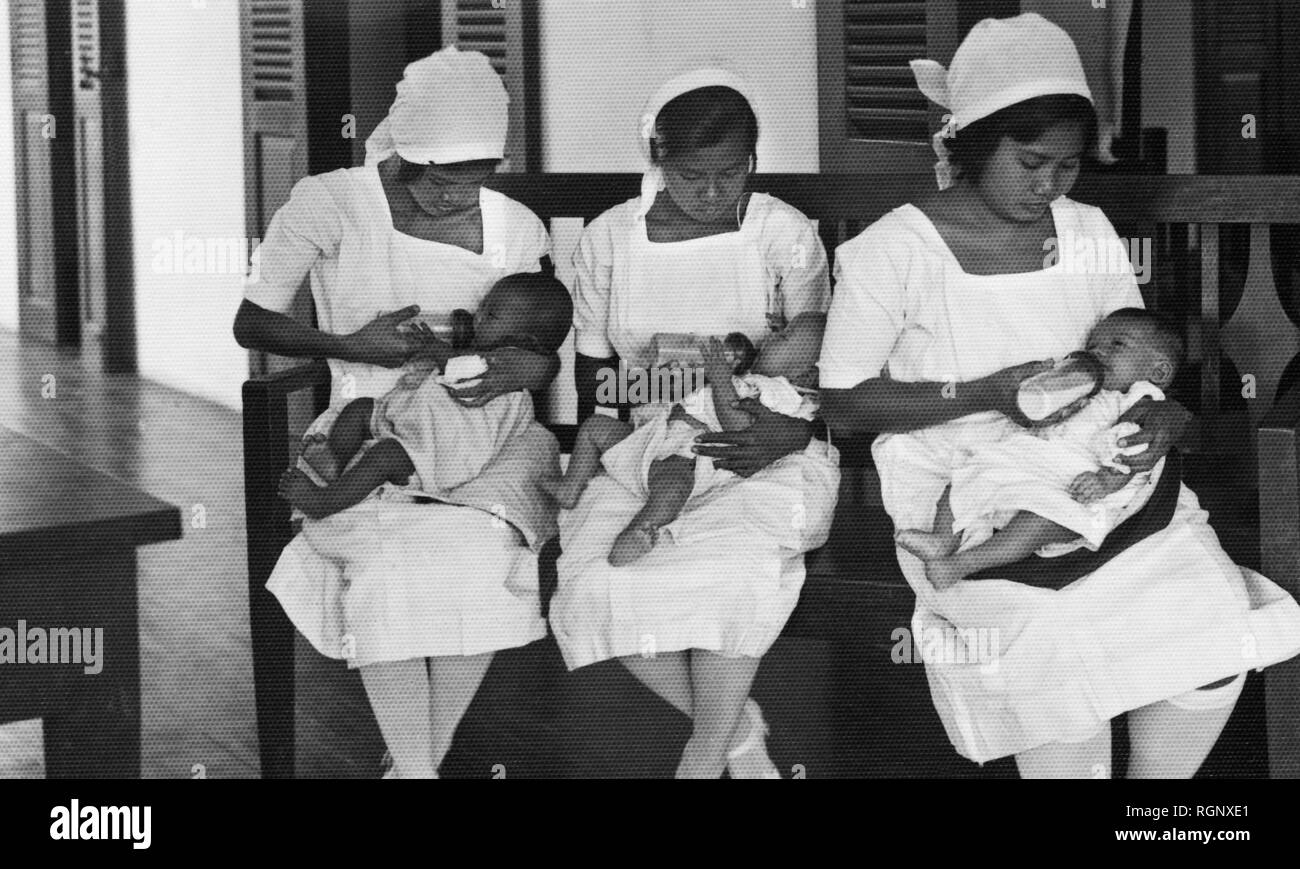 Siam, Thailandia, infermiere nursing neonati, re Chulalongkorn Memorial Hospital, 1920-30 Foto Stock