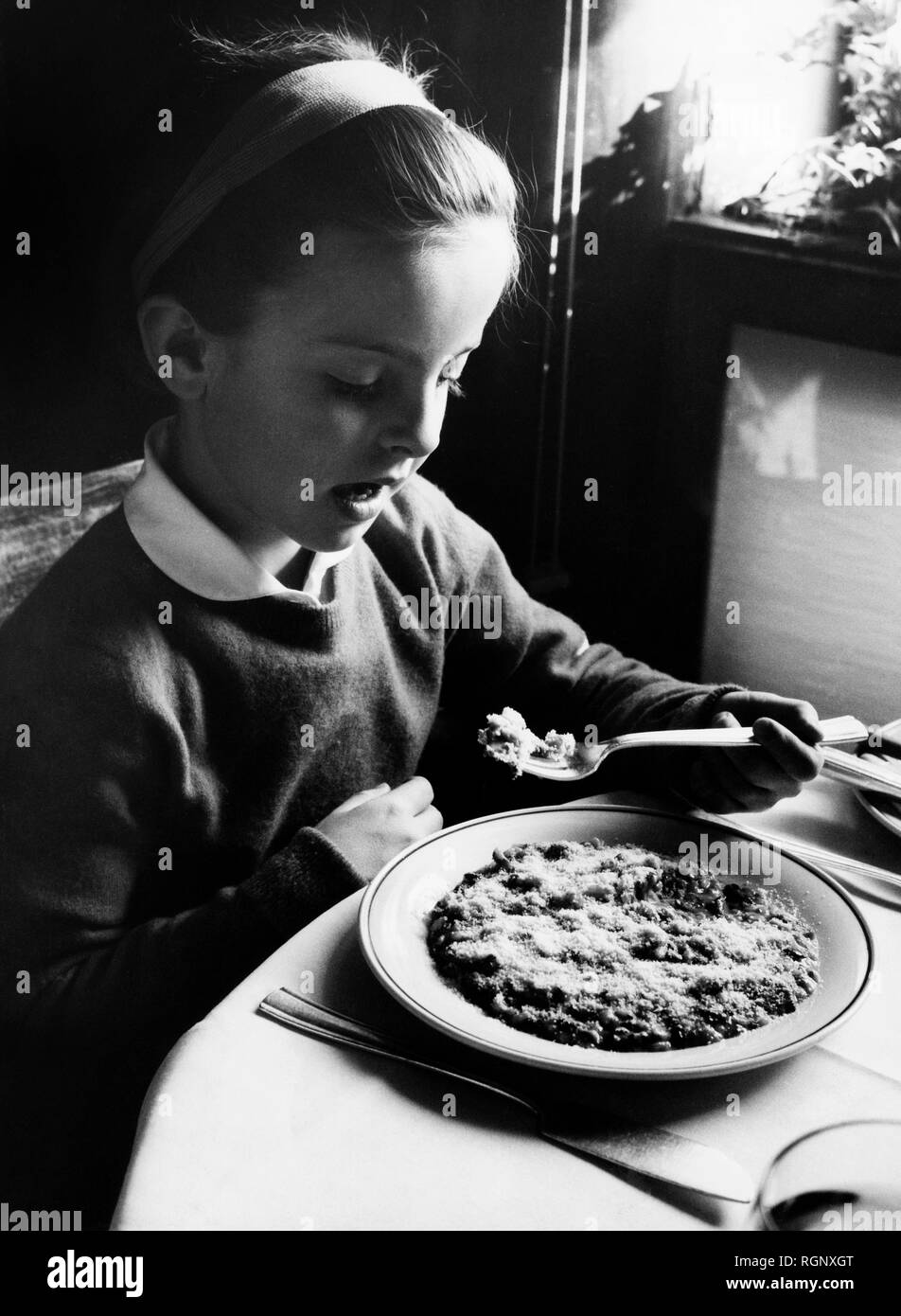 Bambina di riso da pranzo, Locanda Cipriani di Venezia 1965 Foto Stock