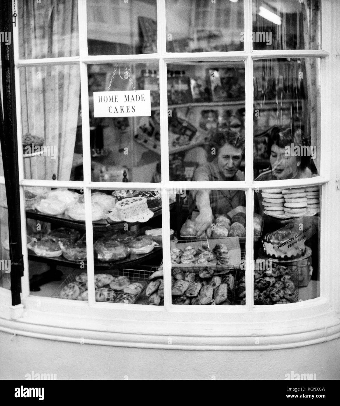 Tipico negozio di caramelle in London, 1965 Foto Stock