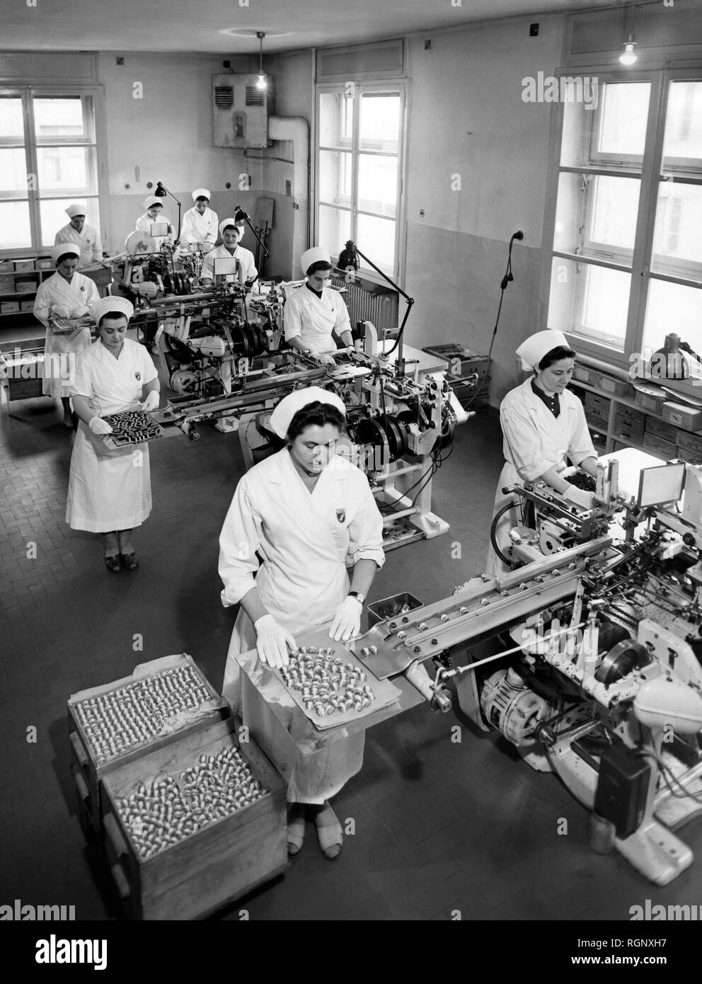Torinese di donne che lavorano in una industria dolciaria, Italia, 1958 Foto Stock