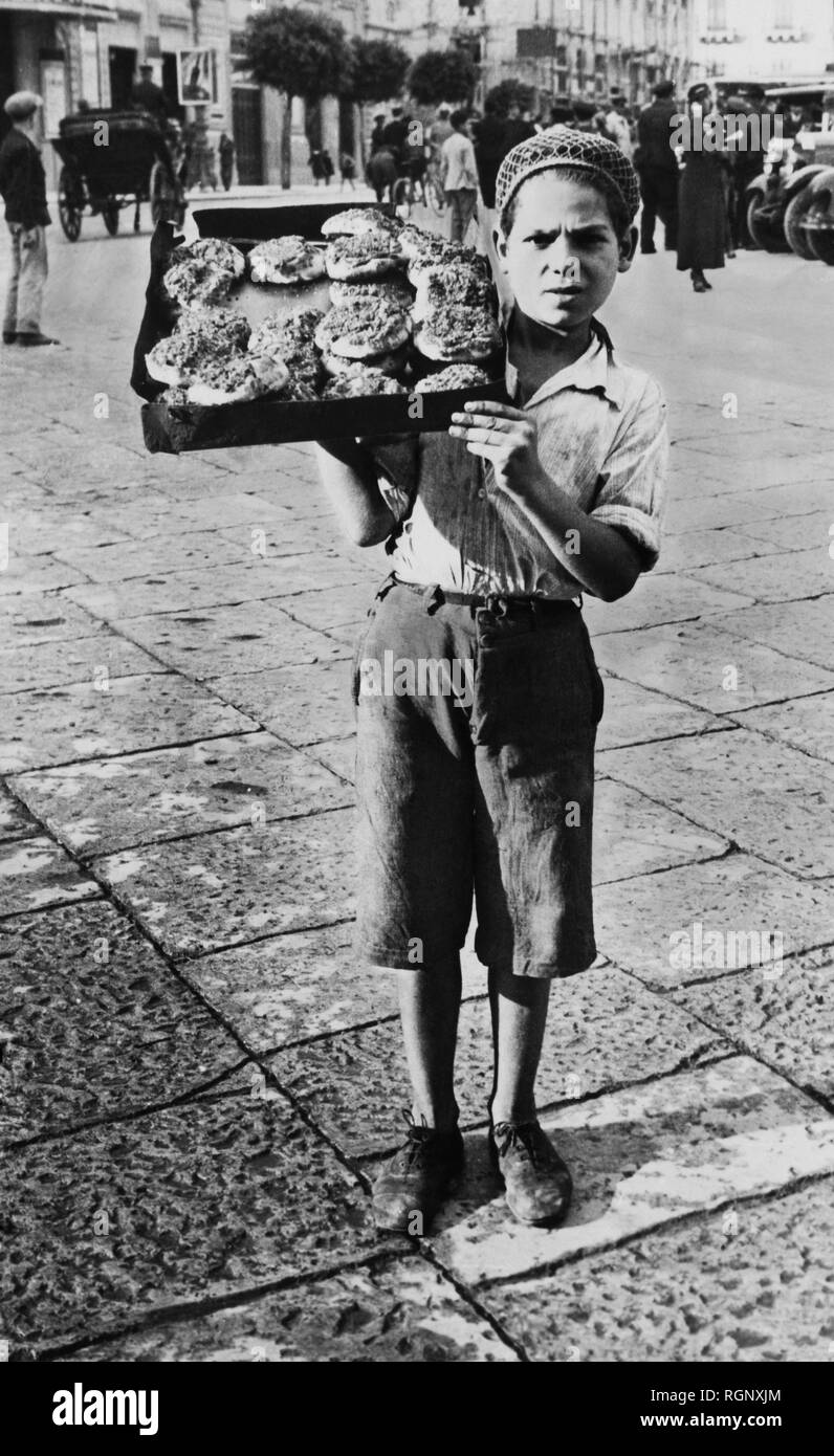 Sfinciuni, venditore ambulante, Palermo, Sicilia, Italia 1930-40 Foto Stock