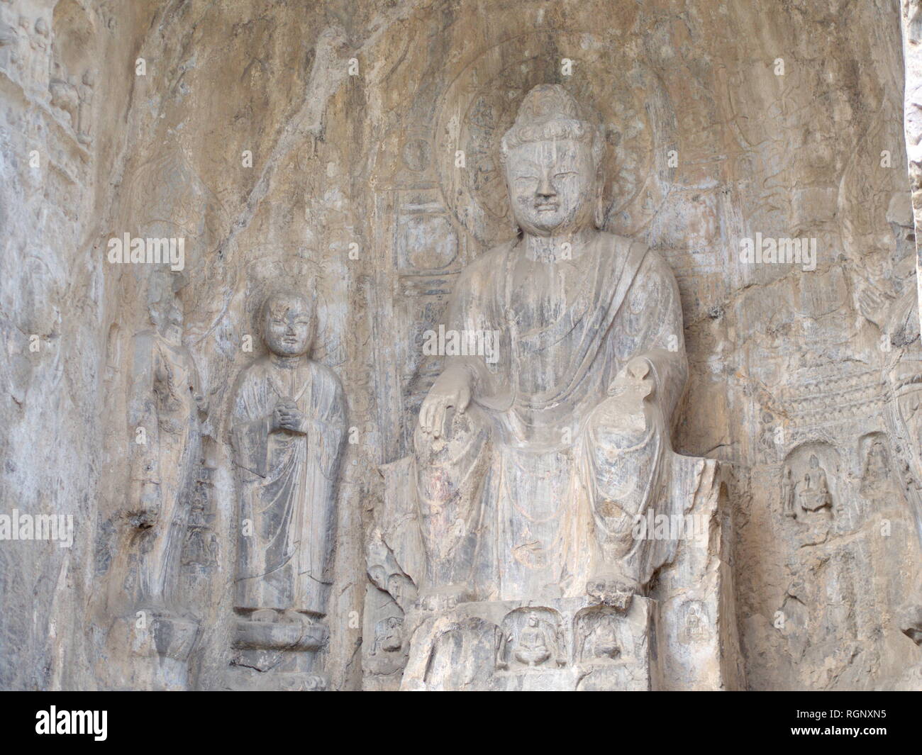 Luoyang le Grotte di Longmen. Rotture di Buddha e le grotte di pietra e sculture in Le Grotte di Longmen a Luoyang, Cina. Preso il 14 ottobre 2018. Foto Stock