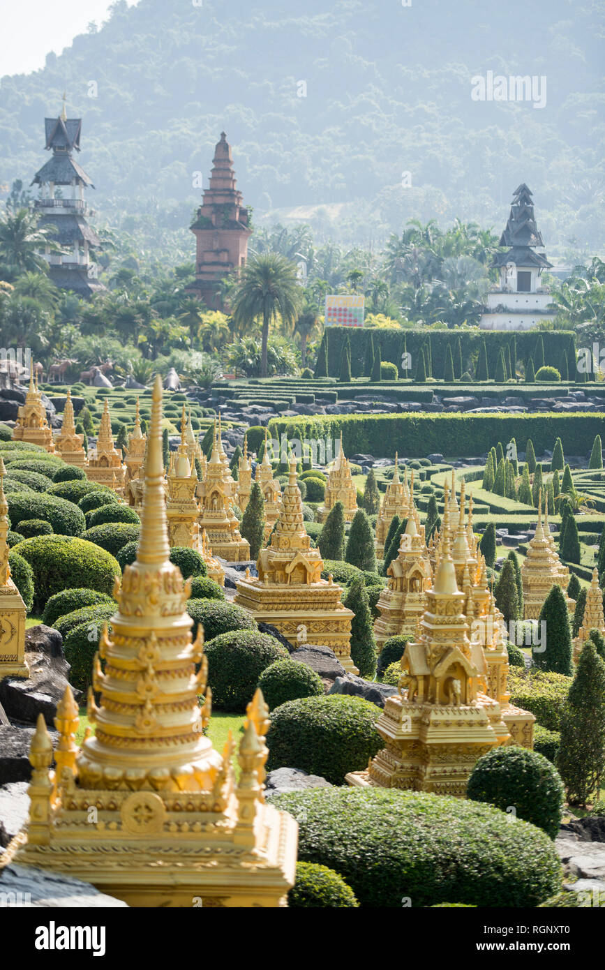 Templi e santuari al Nong Nooch giardino tropicale vicino alla città di Pattaya in Provinz Chonburi in Thailandia. Thailandia, Pattaya, Novembre 2018 Foto Stock