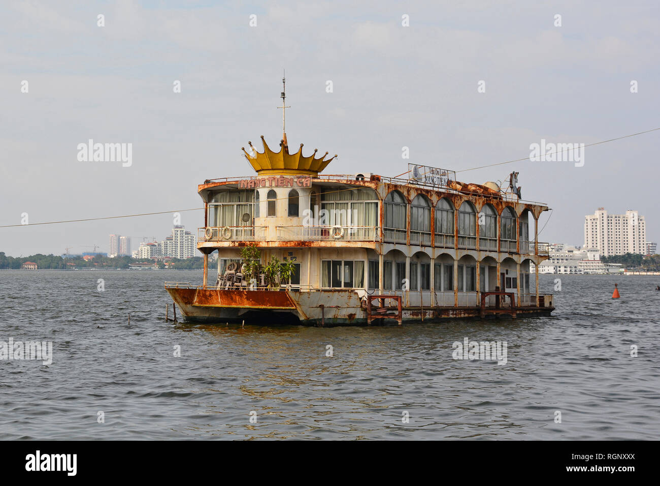 Hanoi, Vietnam - 16 dicembre 2017. Una vecchia barca abbandonata in West Lake in Hanoi. In disuso per molti anni, la barca è ora la formazione di ruggine nel lago. Foto Stock