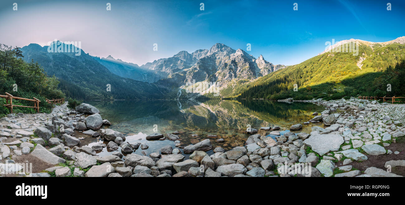 Parco nazionale dei Alti Tatra, Polonia. Panorama famose Montagne Lago Morskie Oko o occhio di mare lago nella mattina d'estate. Cinque Laghi Valley. Bella vista panoramica. E Foto Stock