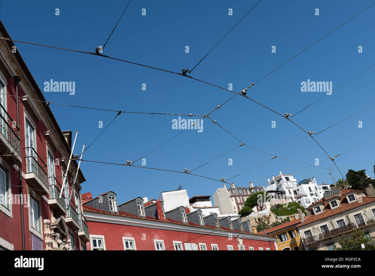 Linee aeree dei tram di fronte a un cielo blu di Lisbona Foto Stock