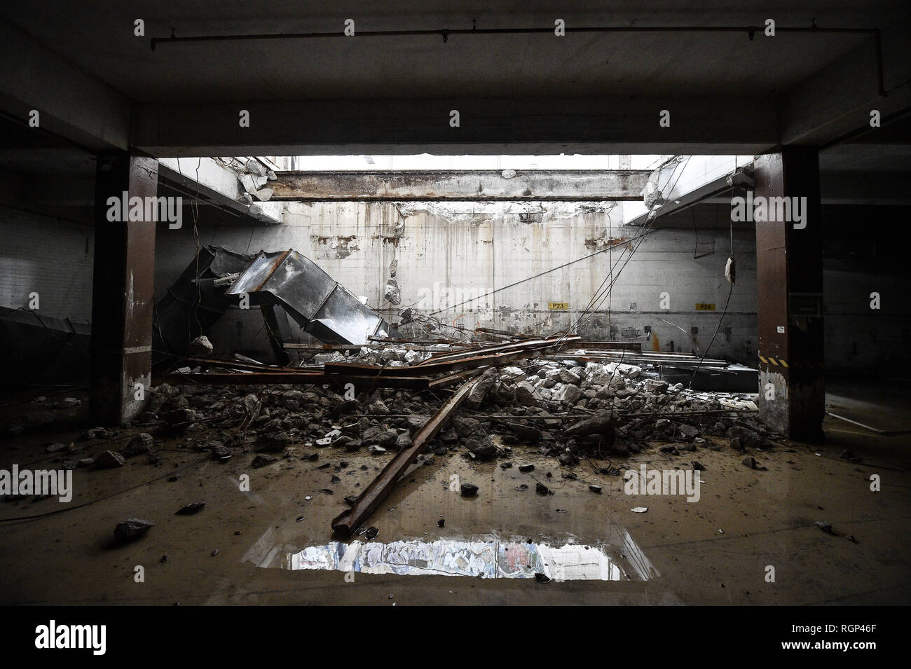 Ritorti di acciaio e cemento di macerie nel seminterrato all'ex Bristol Royal Mail ufficio di smistamento, di cui è prevista la demolizione del 30 gennaio 2019 dopo avere lasciato vuoto per 22 anni, portando alla fine a un edificio che divenne un parco giochi per occupanti abusivi, ravers illegali e la neonata artisti di graffiti. Foto Stock