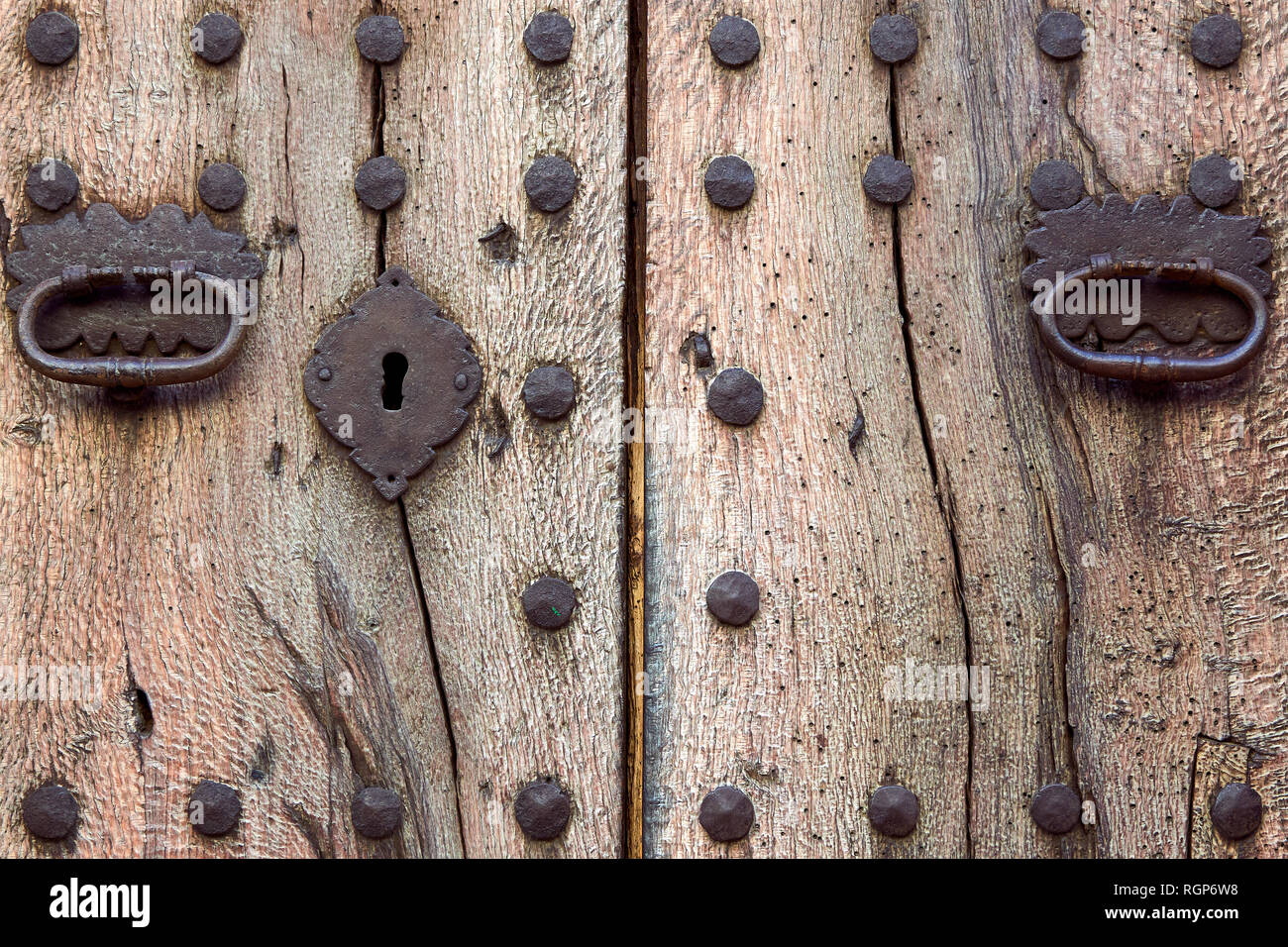Il dispositivo di chiusura e serratura sulla porta vecchia Foto Stock