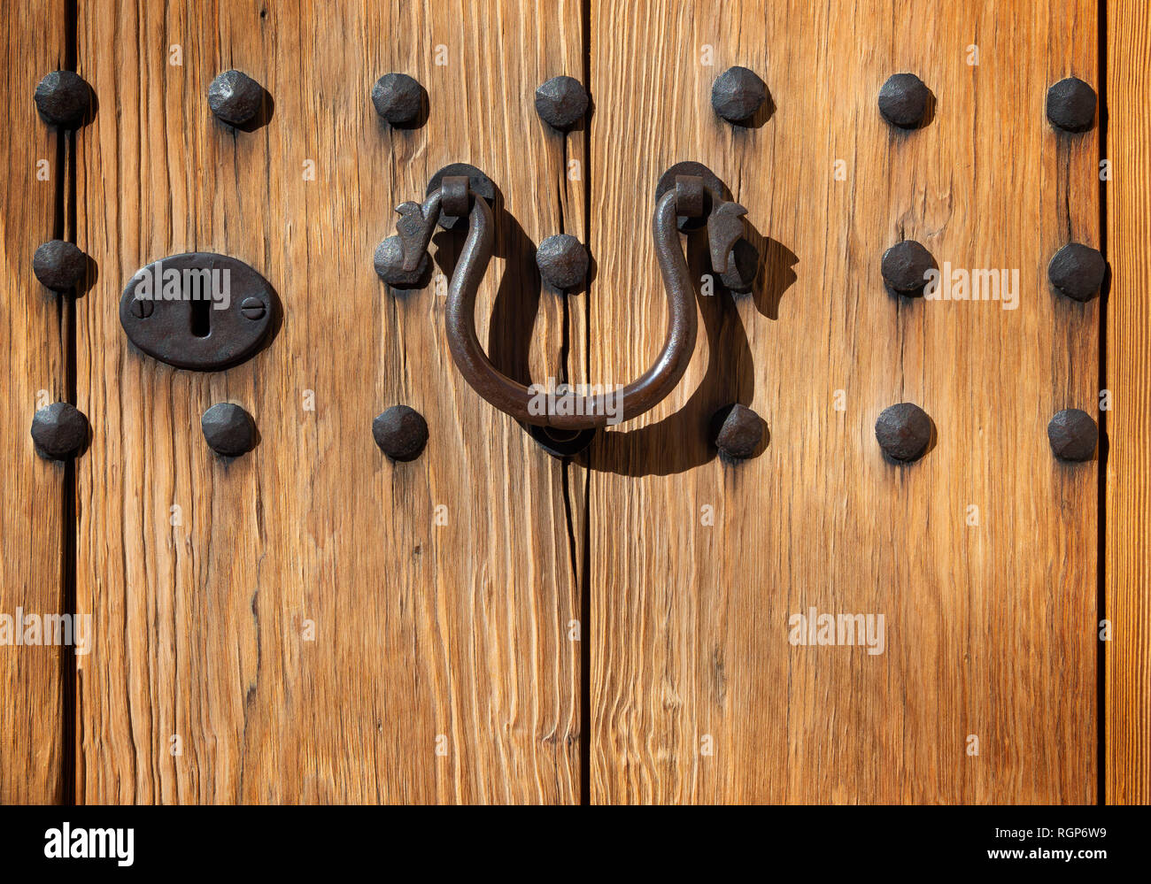 Il dispositivo di chiusura e serratura sulla porta vecchia Foto Stock