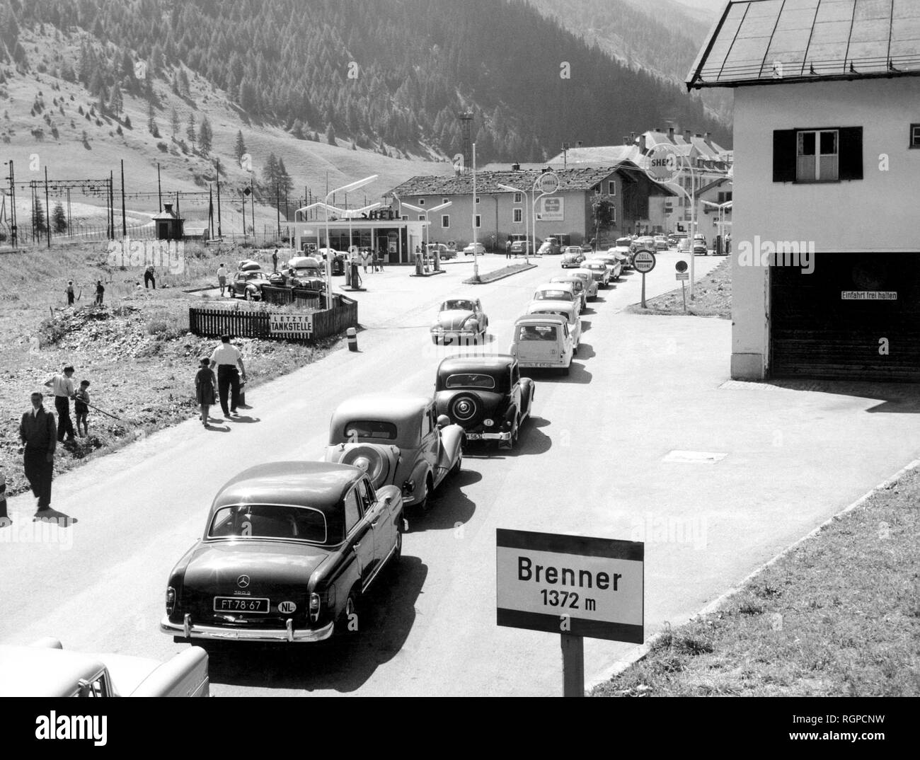 Il traffico al Brennero barriera, 1968 Foto Stock