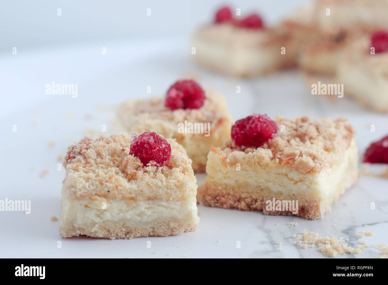 Fette di torta crumble con lamponi sulla parte superiore, vicino fino Foto Stock