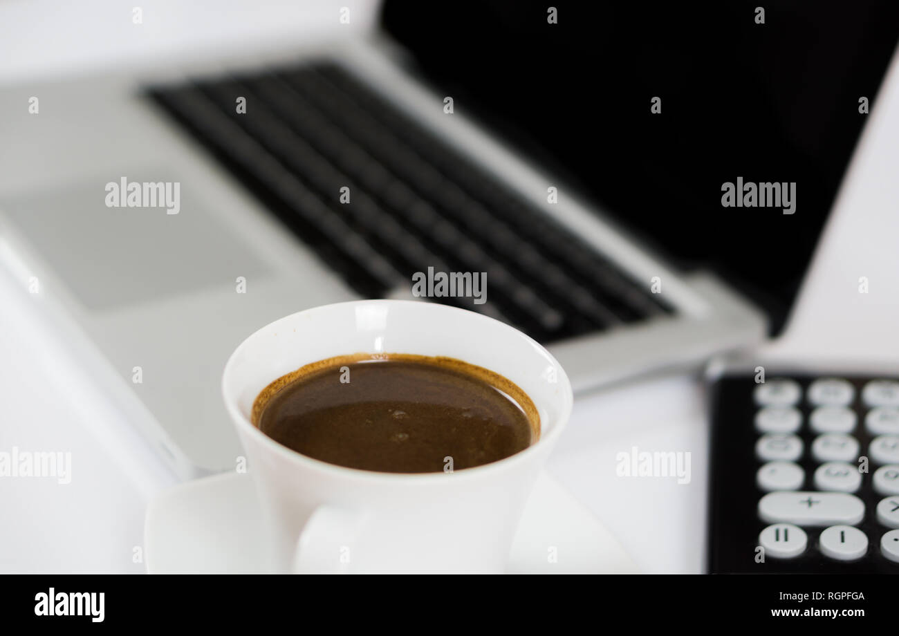 Business lavoro posto con tazza di caffè calcolatrice e computer laptop Foto Stock
