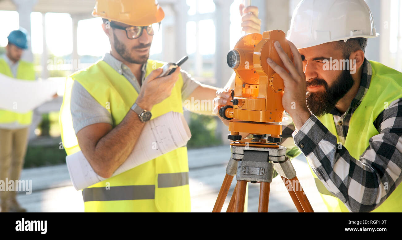 Foto di costruzione ingegnere di lavoro sul sito di costruzione Foto Stock