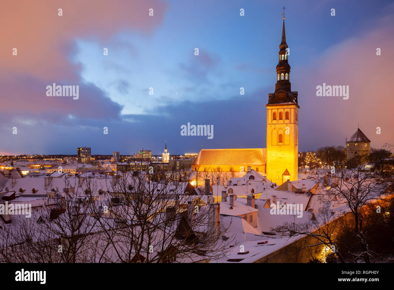 Alba d'inverno nella città vecchia di Tallinn, la chiesa di San Nicola che domina lo skyline della città. Foto Stock