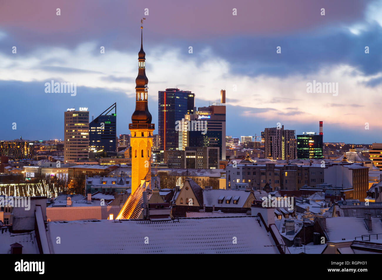 Alba d'inverno a Tallinn in Estonia. Foto Stock