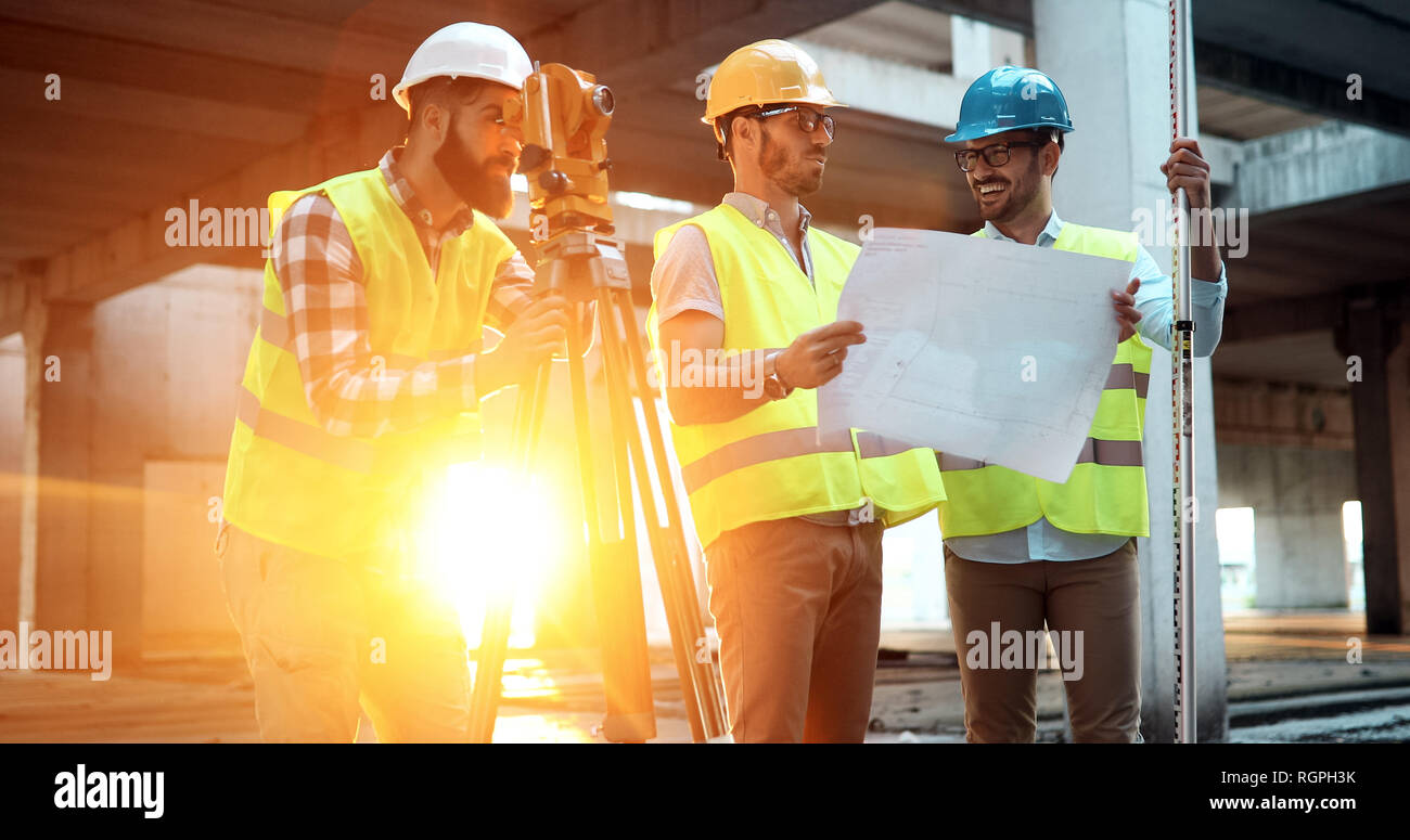 Foto di costruzione ingegnere di lavoro sul sito di costruzione Foto Stock