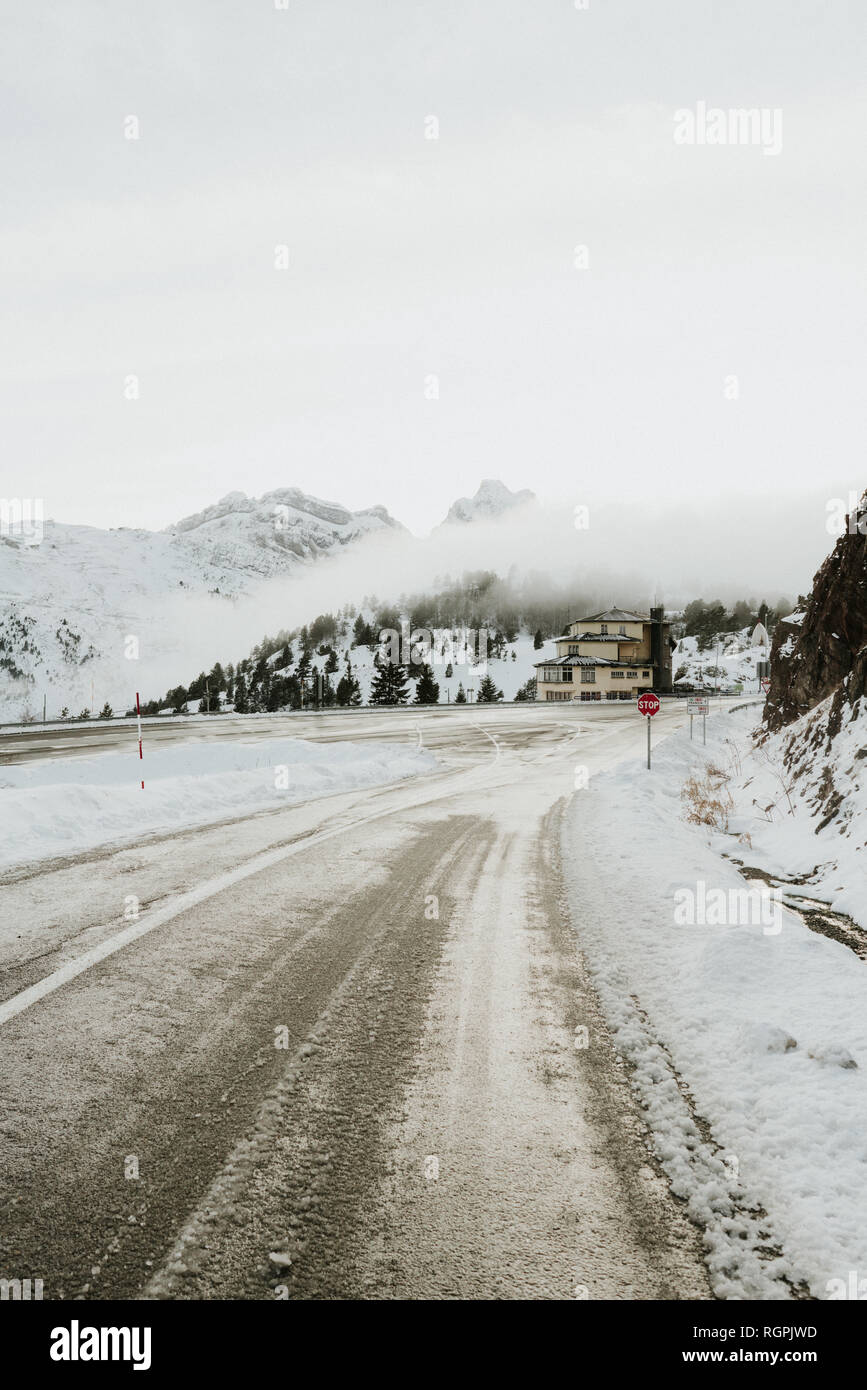 Snowy ruolino di marcia tra montagne Pirenei Foto Stock