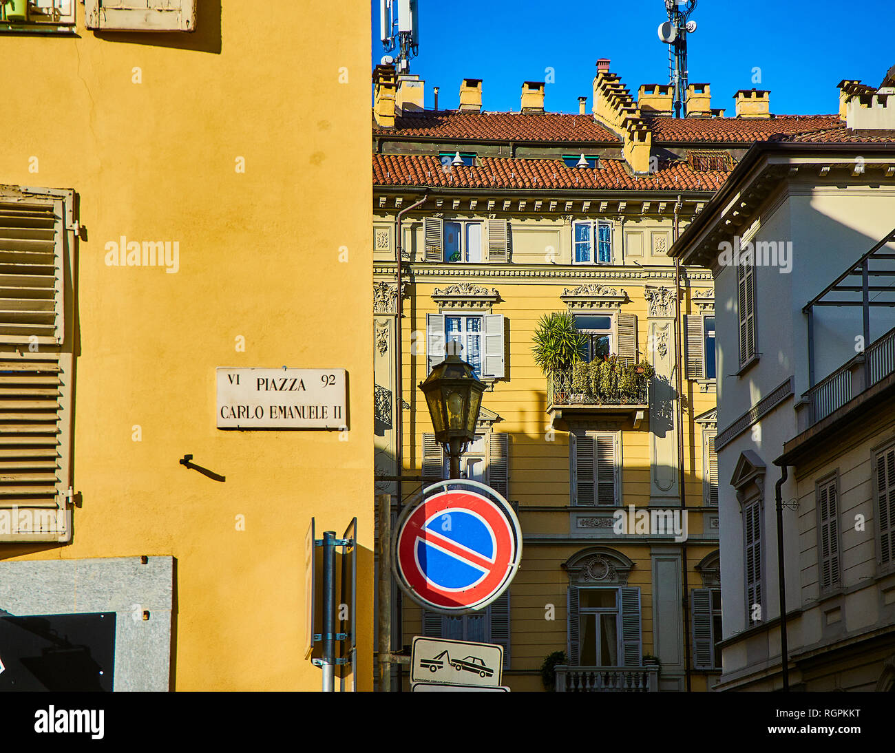 Facciata neoclassica di un tipico edificio europeo. Torino Piemonte, Italia. Foto Stock