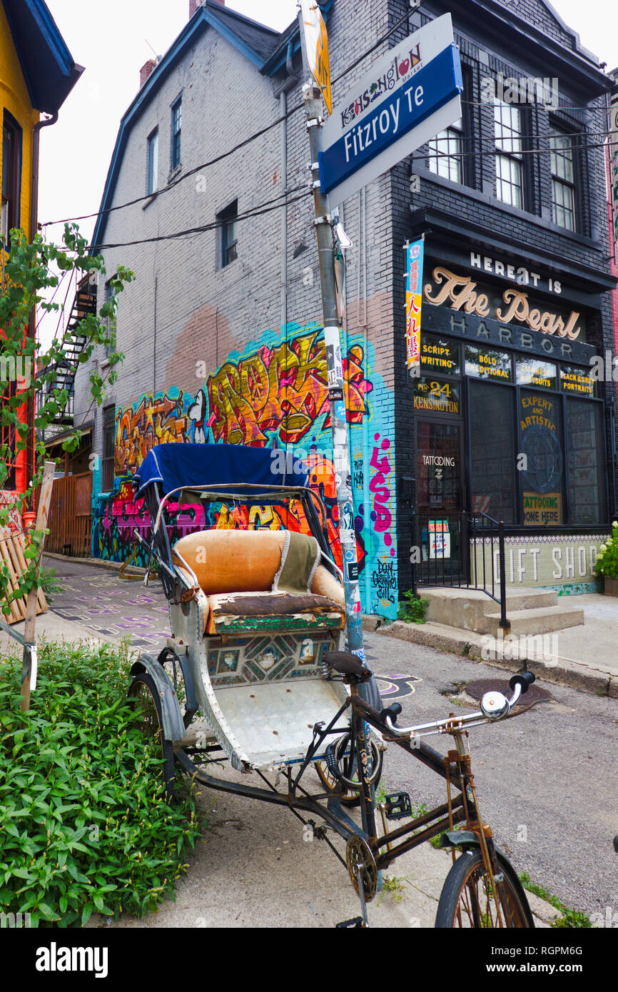 Cycle Rickshaw e colorata arte di strada, Kensington, Toronto, Ontario, Canada Foto Stock