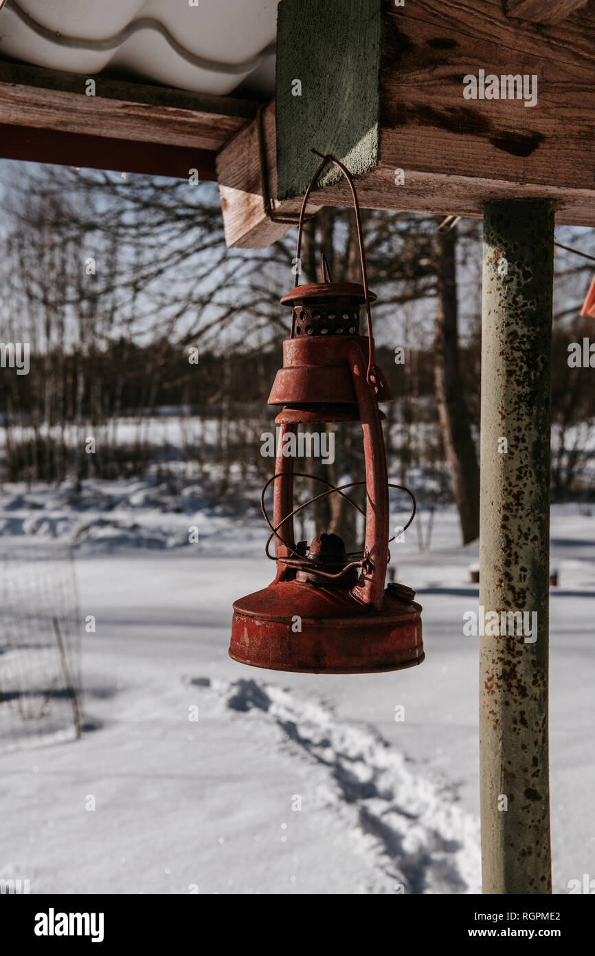 Età lanterna rossa appesa sulla costruzione vicino a Prato di neve a  Vilnius, Lituania Foto stock - Alamy