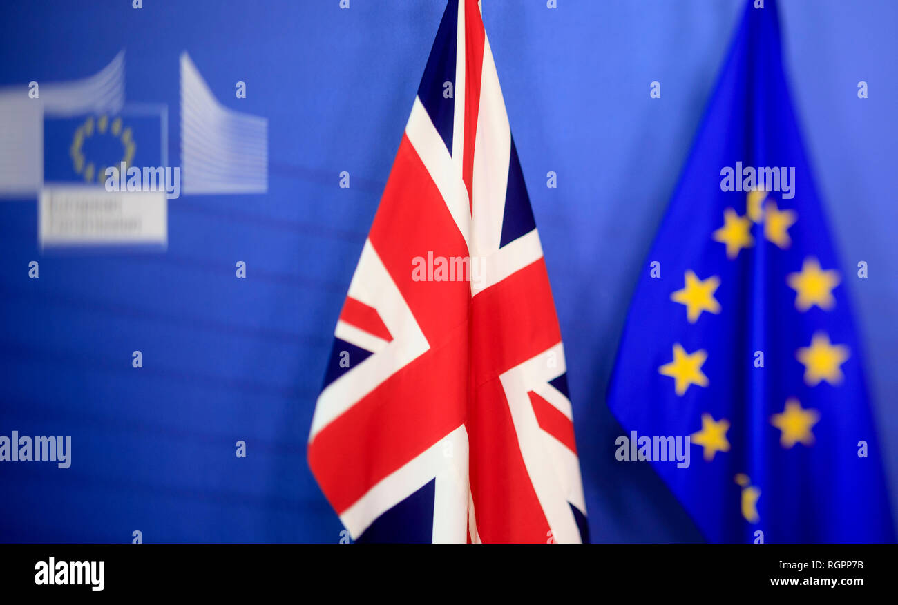 Il Belgio, Bruxelles: Commissione europea, bandiera britannica e la bandiera europea, su 2018/08/31.Caption locale *** Foto Stock