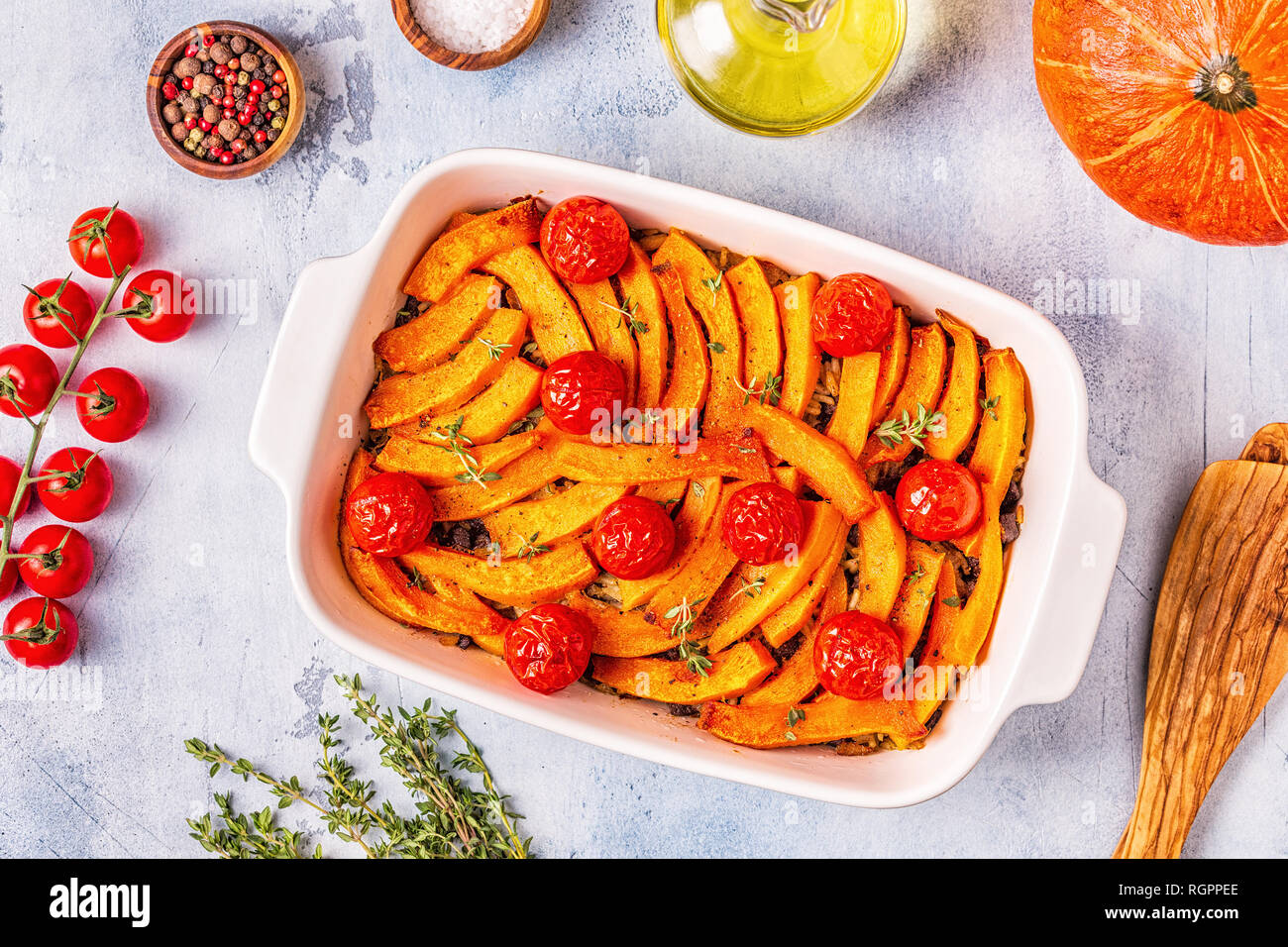 Casseruola di zucca con carne, riso, pomodori, vista dall'alto. Foto Stock