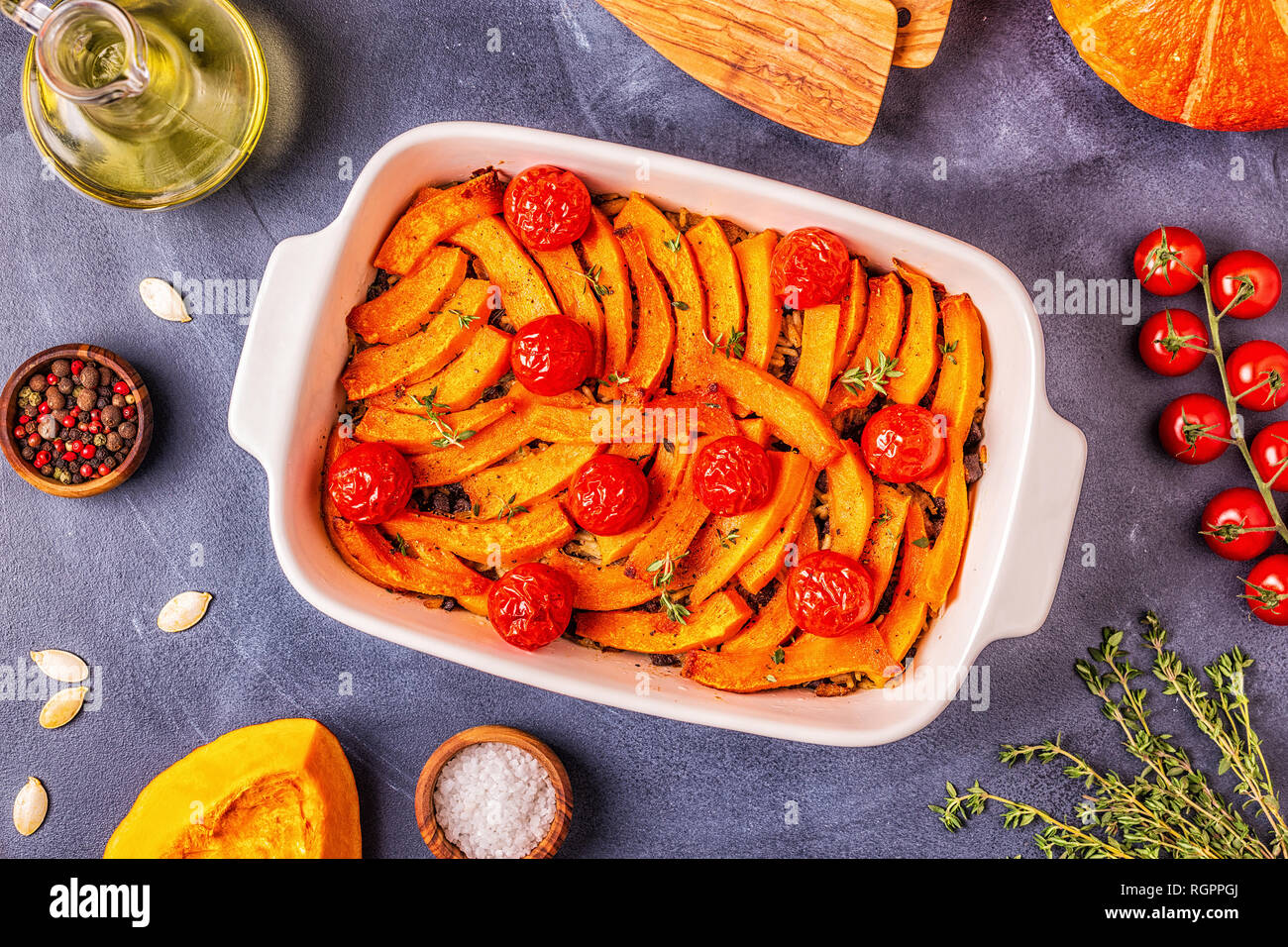 Casseruola di zucca con carne, riso, pomodori, vista dall'alto. Foto Stock