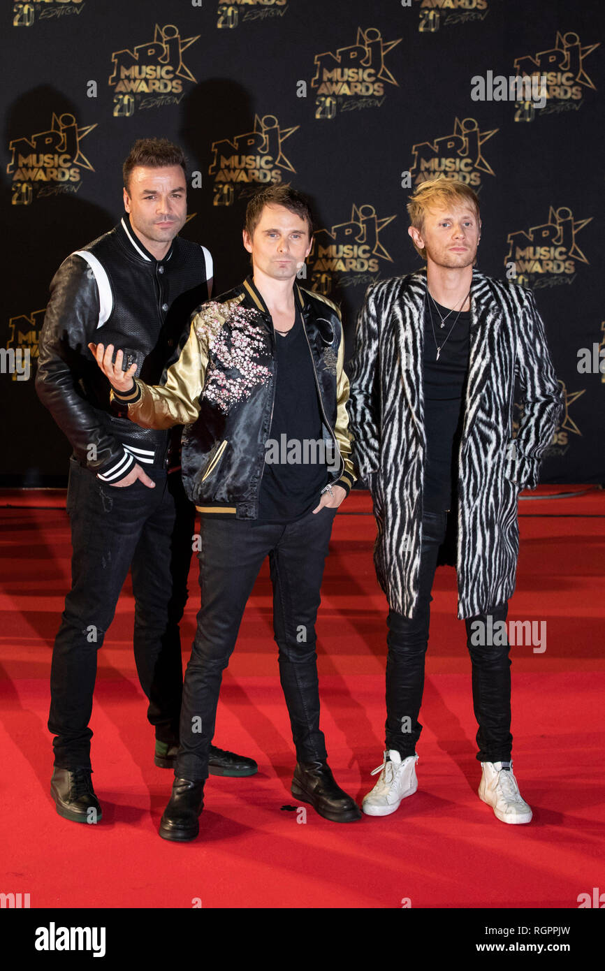 MUSE, Matt Bellamy (cantante), Chris Wolstenholme (bass), Dominic Howard (tamburi) sul tappeto rosso prima del XX NRJ Music Awards Ceremony in Cannes ( Foto Stock