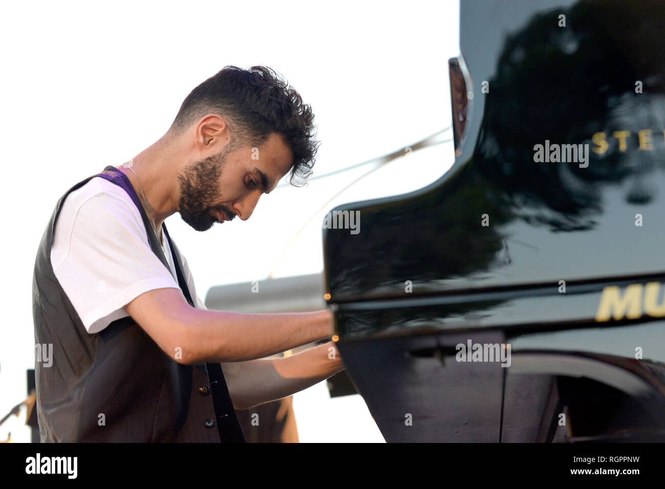 Tigran Hamasyan, pianista armeno, sul palco durante un concerto in occasione della 58a edizione del Festival di Jazz in Juan-les-Pins, su 2018/07/17 Foto Stock