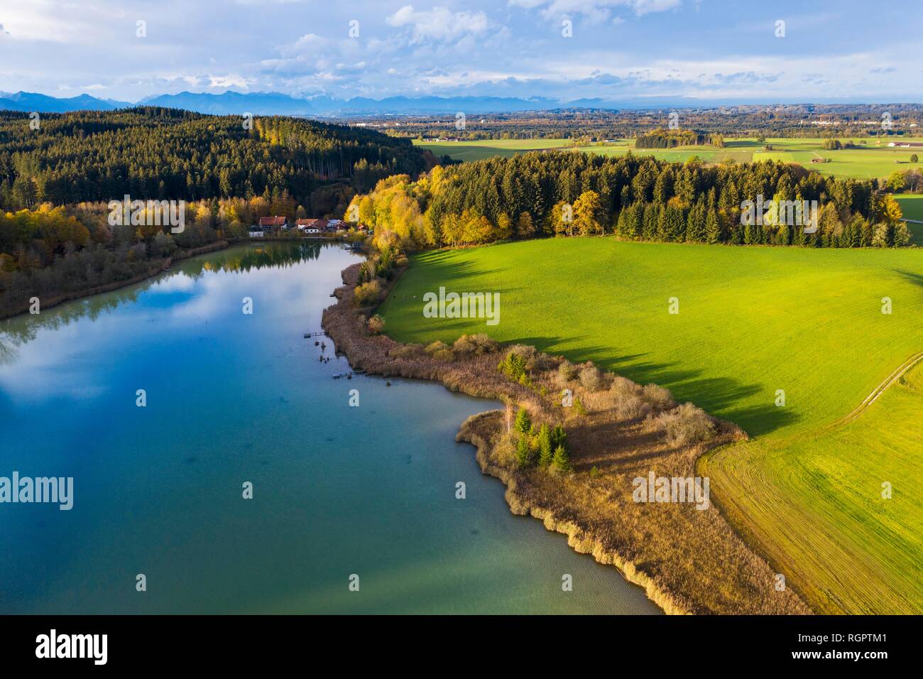 Harmatinger Weiher, vicino Egling, Tölzer Land, drone registrazione, Alpenvorland, Alta Baviera, Baviera, Germania Foto Stock