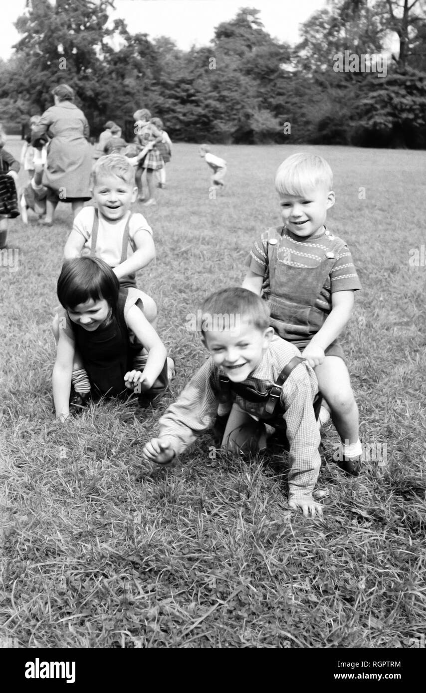 Bambini che giocano, kindergarten, escursione, 1961, Lipsia, Sassonia, Repubblica democratica tedesca, la Germania Foto Stock