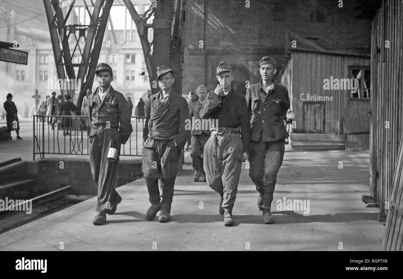 Quattro guerra rimpatriati, 1946, stazione centrale di Lipsia, Sassonia, Repubblica democratica tedesca, la Germania Foto Stock