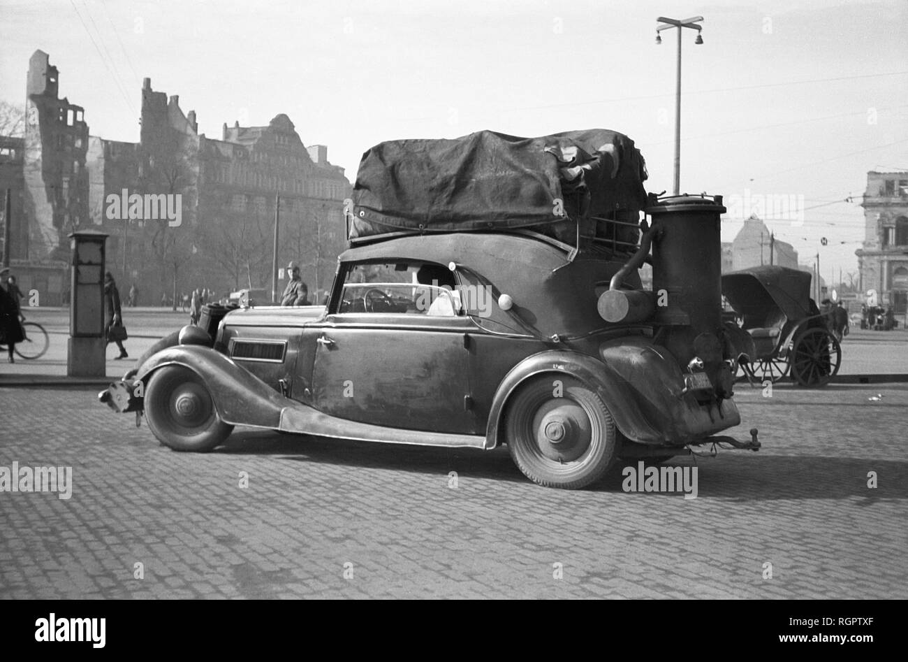Auto con carburatori legno, 1947, Stazione Centrale, Lipsia, Sassonia, Repubblica democratica tedesca, la Germania Foto Stock