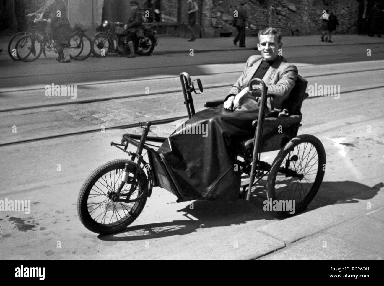 Fotografo Karl Heinz mai in una sedia a rotelle, 1946, Lipsia, Sassonia, Repubblica democratica tedesca, la Germania Foto Stock