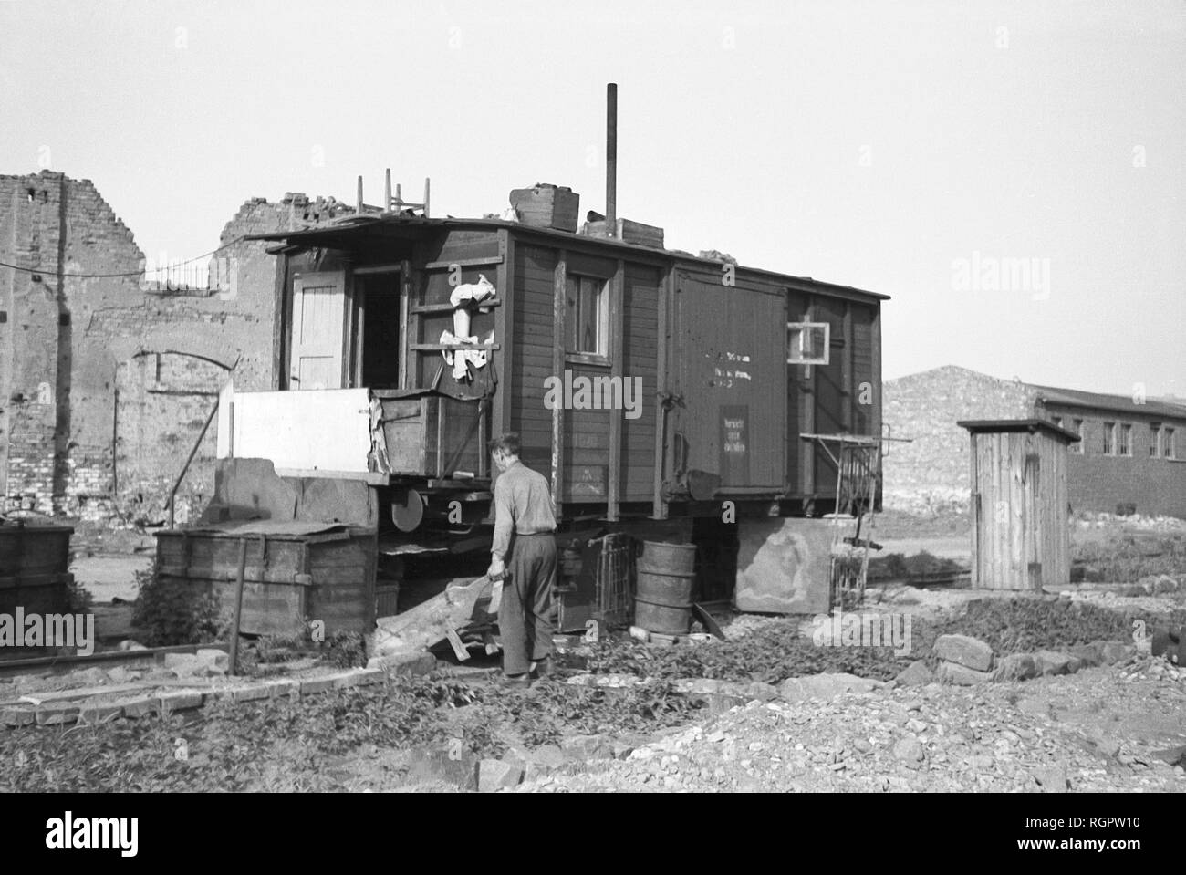 Alloggiamento di emergenza e alloggi di fortuna, vivendo nel carro ferroviario 1948, Lipsia, Sassonia, Repubblica democratica tedesca, la Germania Foto Stock