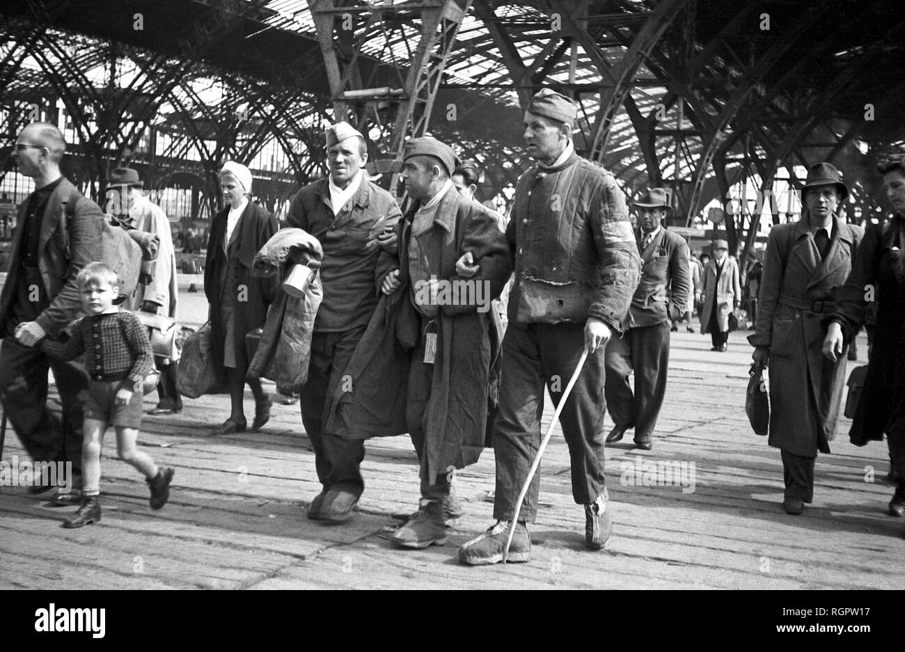 Tre feriti guerra rimpatriati, 1946, stazione centrale di Lipsia, Sassonia, Repubblica democratica tedesca, la Germania Foto Stock