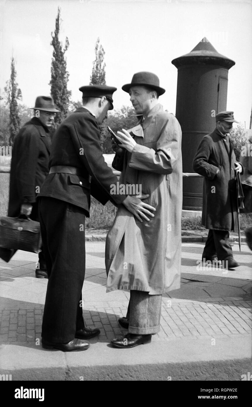 Controllo di polizia, il mercato nero, 1948, Lipsia, Sassonia, Repubblica democratica tedesca, la Germania Foto Stock