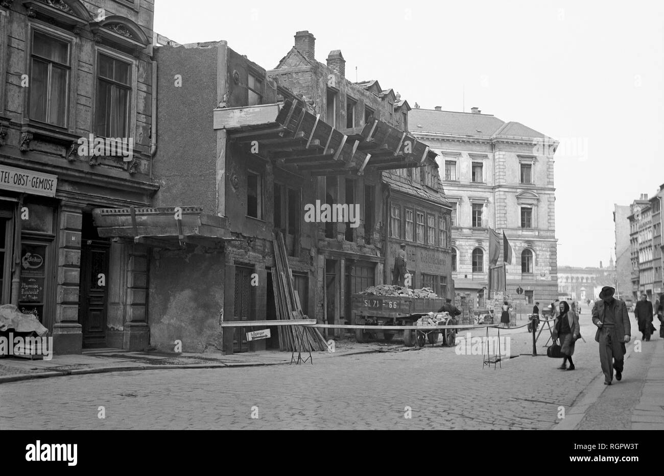 Scena stradale, lavori di costruzione 1955, Münzgasse, Lipsia, Sassonia, Repubblica democratica tedesca, la Germania Foto Stock