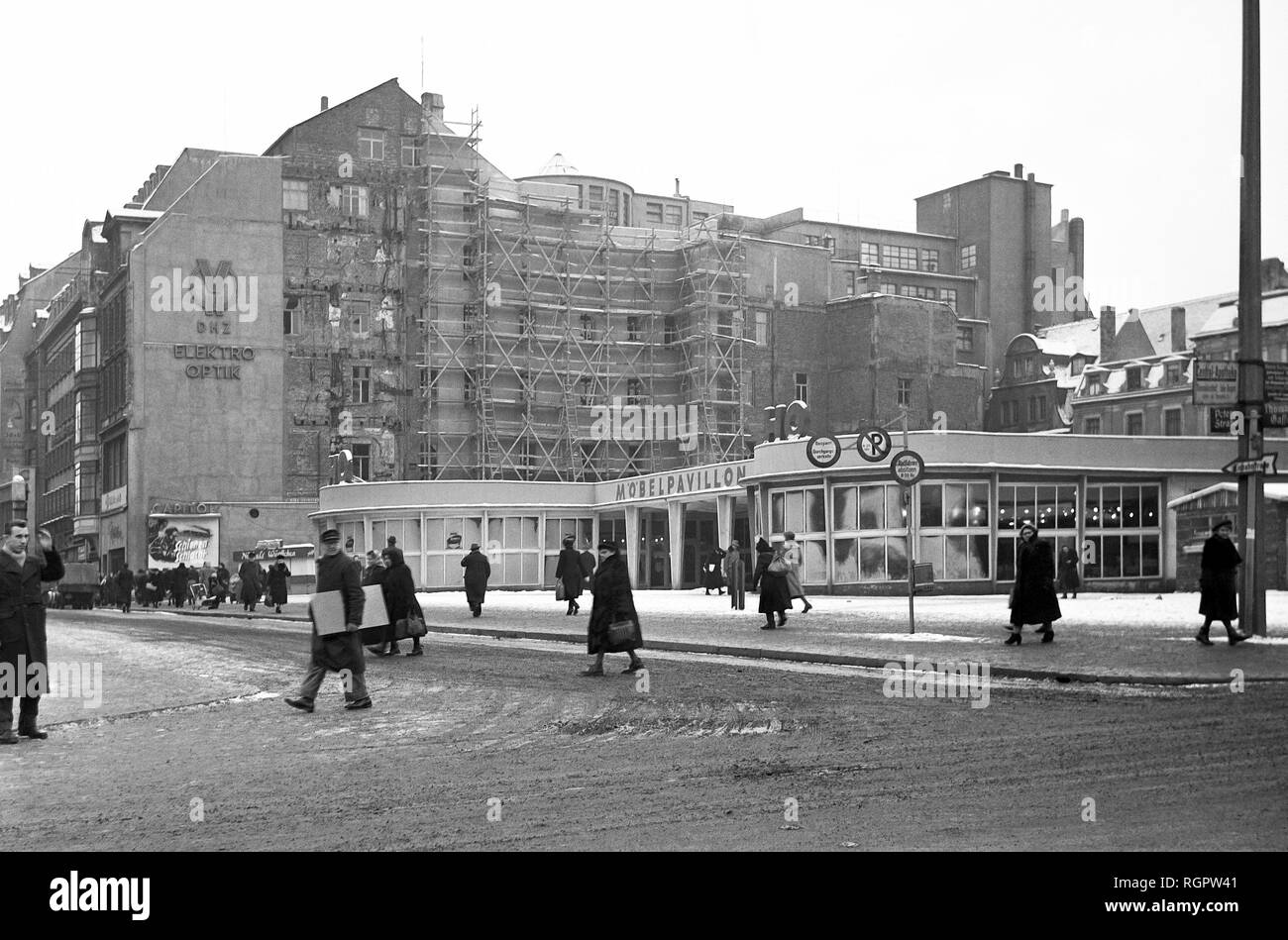 Scena stradale, padiglione interinale, 1956, Petersstraße, Lipsia, Sassonia, Repubblica democratica tedesca, la Germania Foto Stock