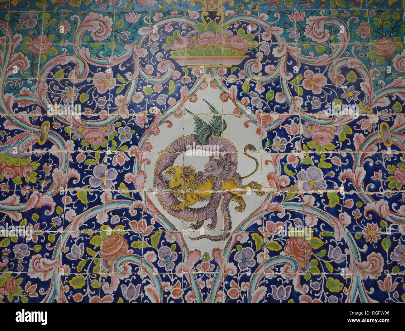 Immagine di piastrella, lotta di due figure mitologiche figure di animali, la decorazione floreale, piastrelle smaltate, Golestan Palace o Golestan Palace Foto Stock