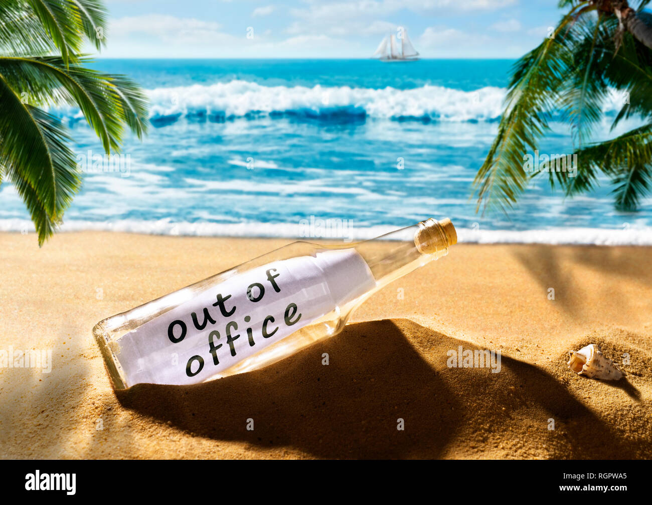 Un messaggio in bottiglia con la nota fuori ufficio su una bella spiaggia tropicale Foto Stock
