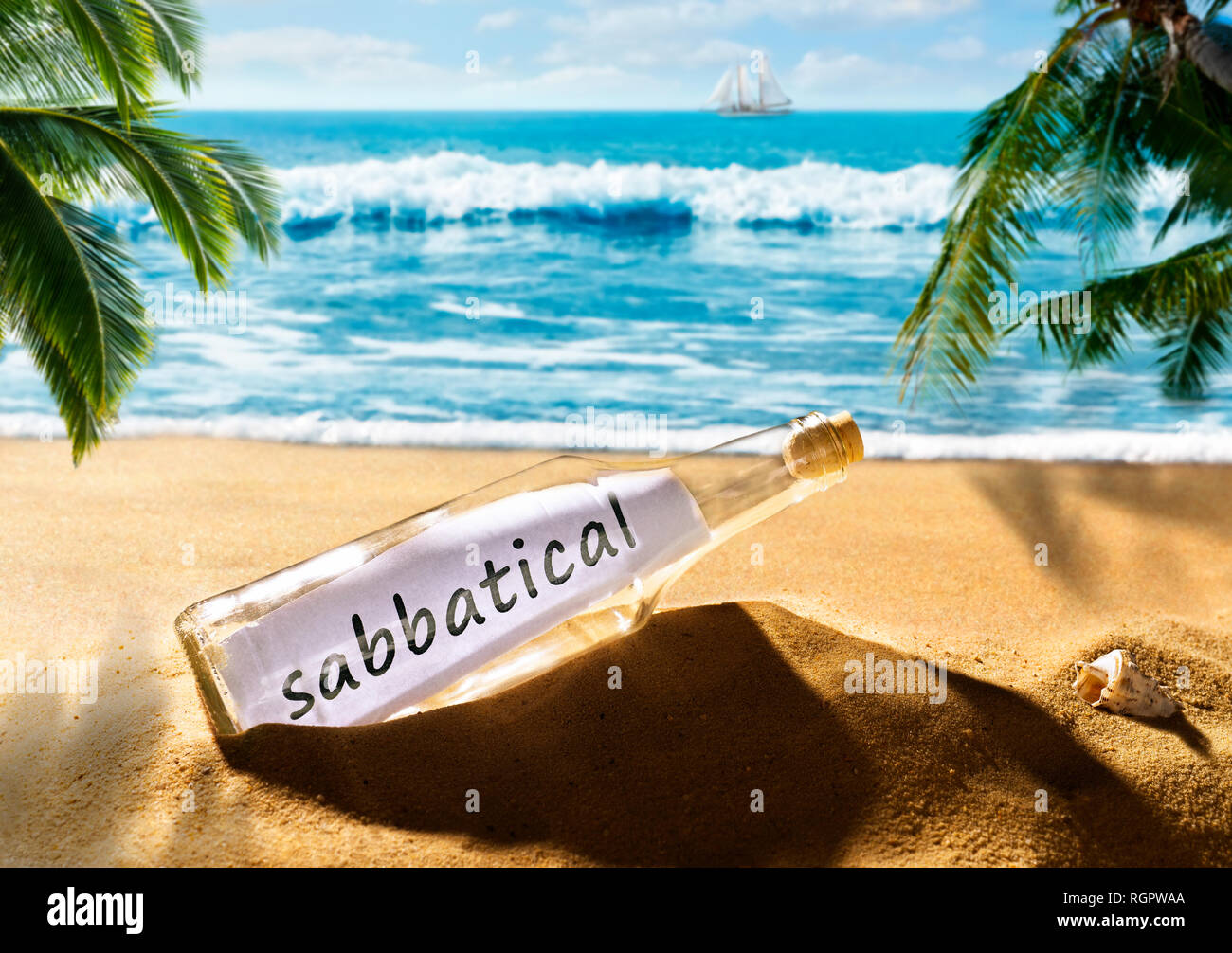Un messaggio in bottiglia con la nota anno sabbatico su una bella spiaggia tropicale Foto Stock