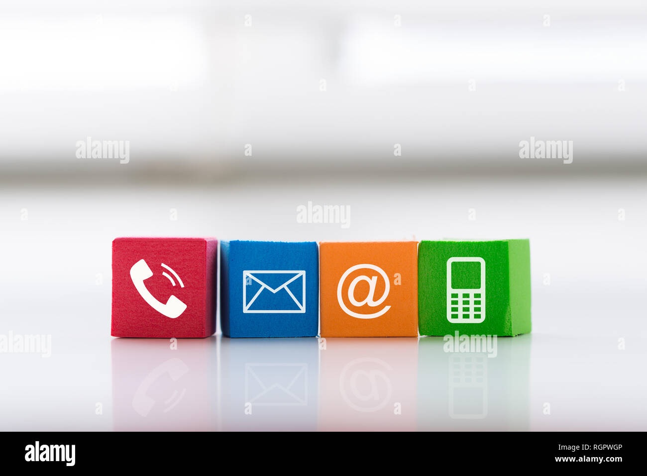 Contattaci concetto con colorate simbolo di blocco telefono, e-mail, indirizzo e telefono cellulare. Foto Stock