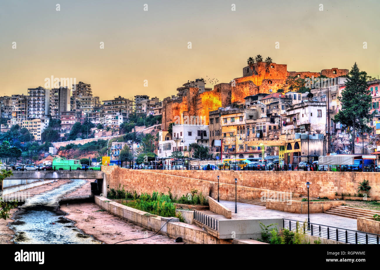 Vista di Tripoli con la cittadella di Raymond de Saint-Gilles, Libano Foto Stock