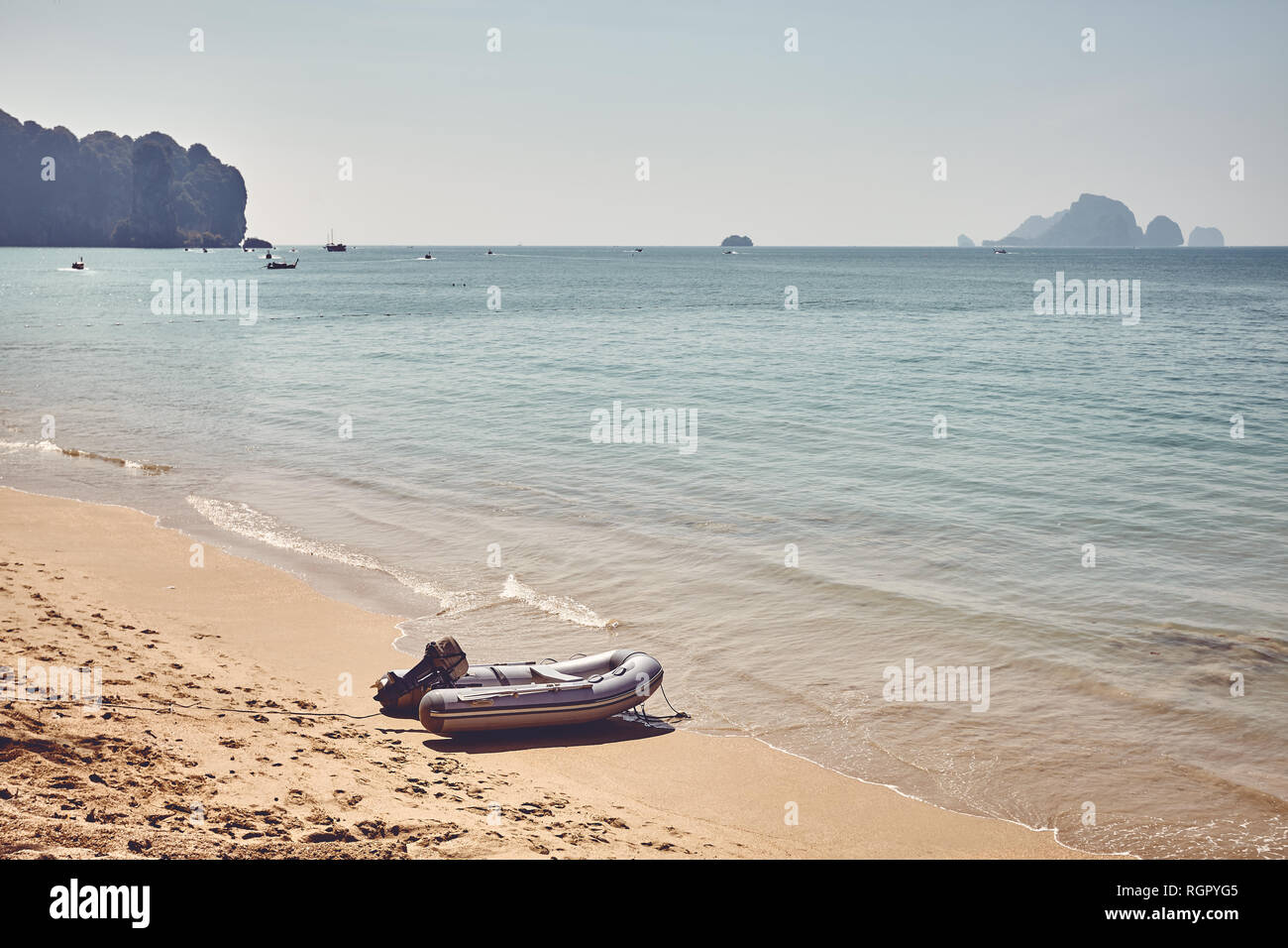 Pontone su una spiaggia deserta, colore stilizzata concetto di viaggio foto, il fuoco selettivo della Thailandia. Foto Stock