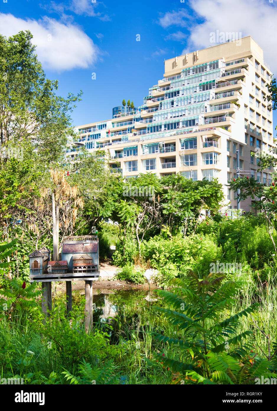 Birdhouse scultura di Anne Roberts a Spadina Quay Zone Umide una zona umida urbano sul lungomare di Toronto, Toronto, Ontario, Canada Foto Stock