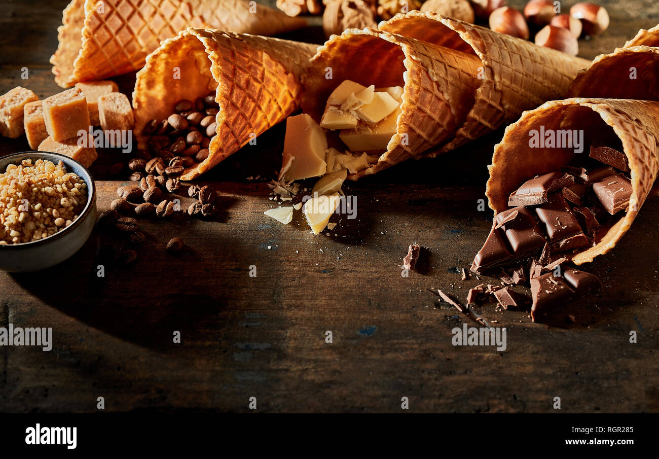 Vista ravvicinata del coni riempita di cioccolato, caffè e altri ingredienti Foto Stock