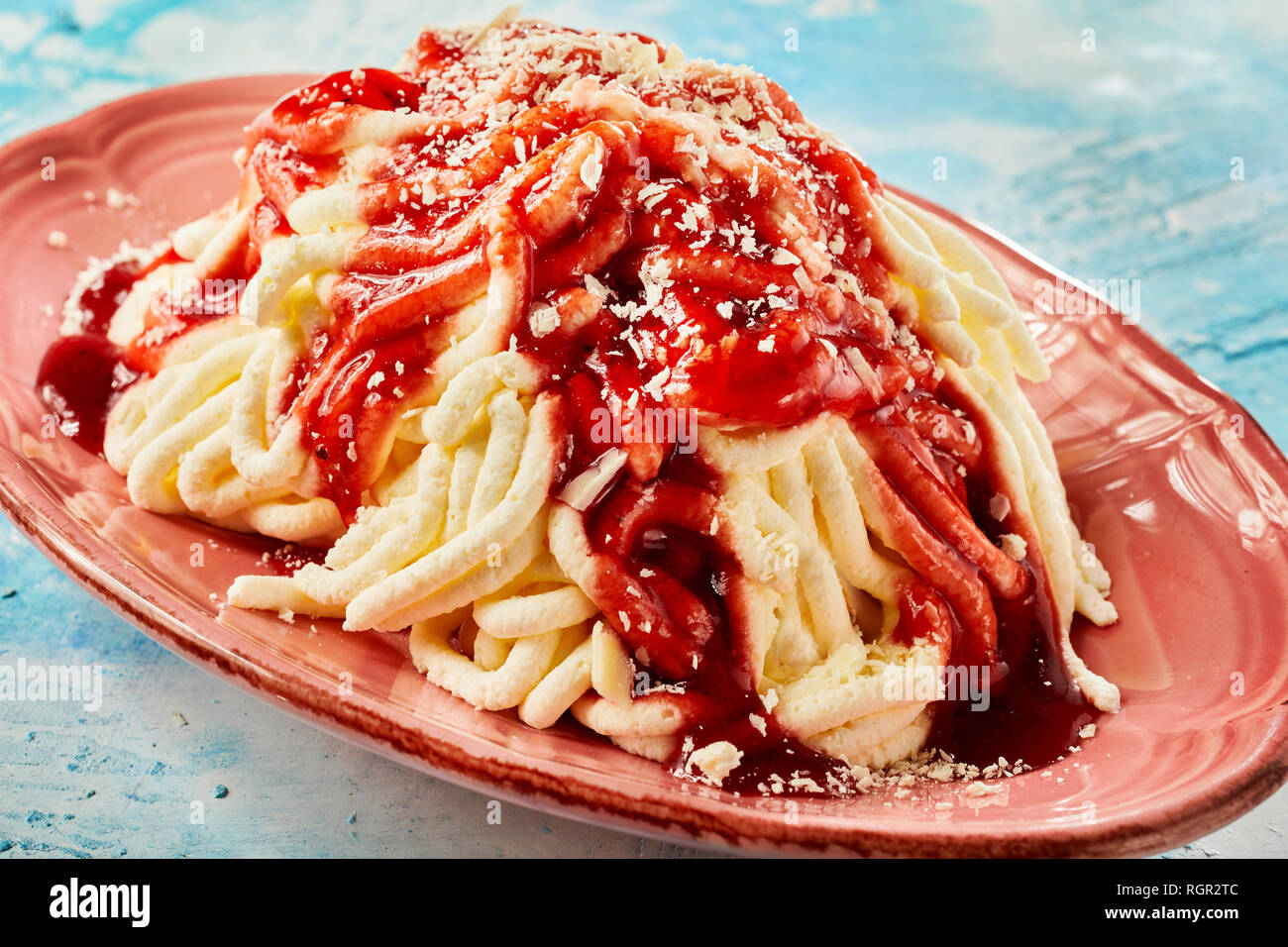 Spaghetti di gelato dessert di fragole con salsa di frutta in vista ravvicinata Foto Stock