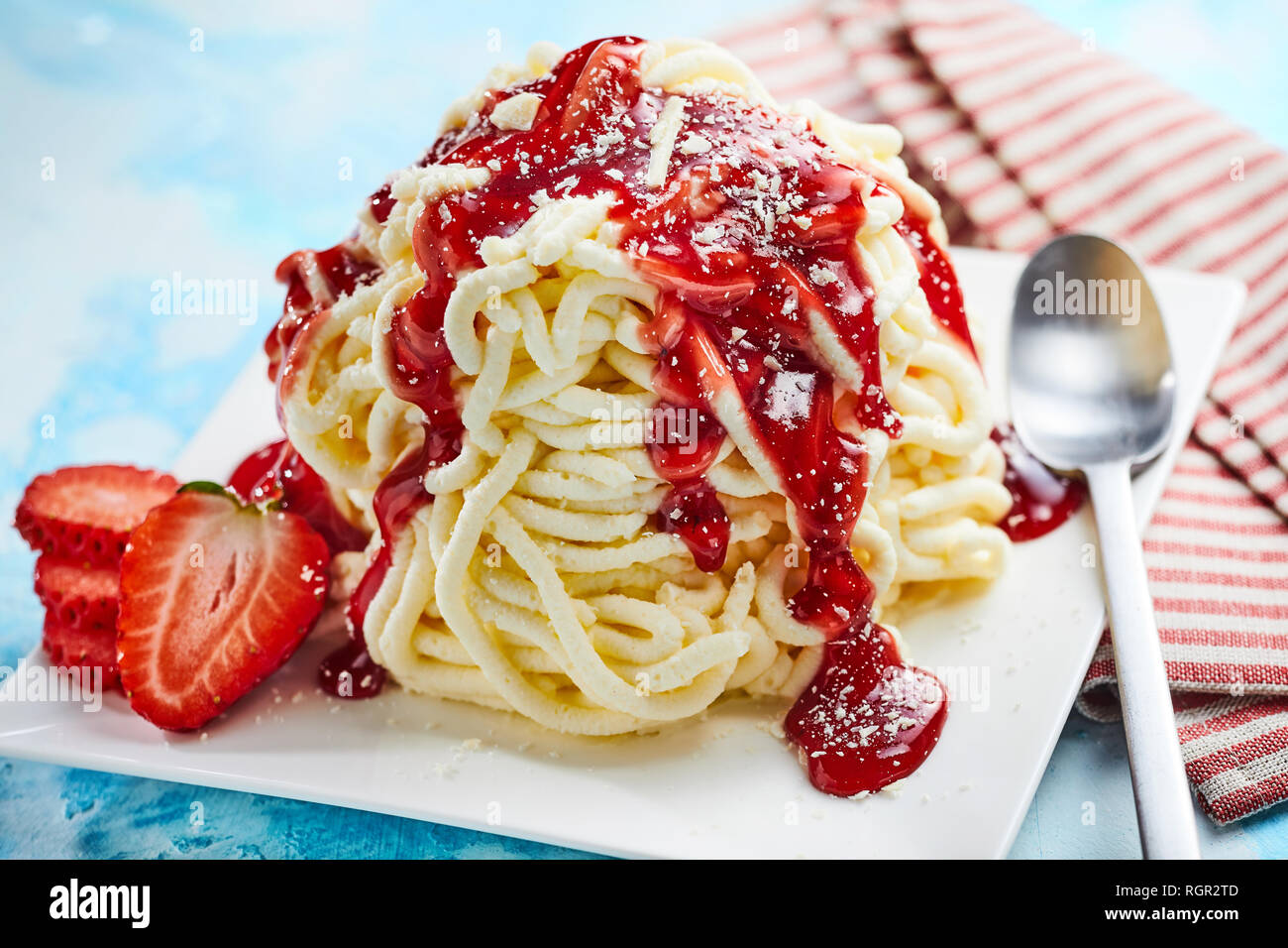 Spaghetti di gelato alla fragola con salsa di frutta in vista ravvicinata Foto Stock